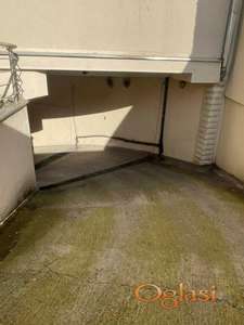 Izdajem garažno mesto (19m2) u suterenu zgrade